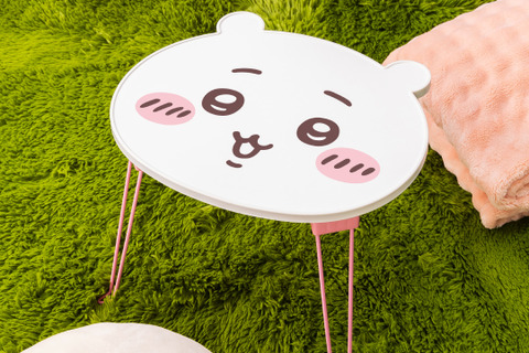 「ちいかわ」キュートな顔が天板にデザイン!インテリアにも使いやすいミニテーブルがプライズ化 画像