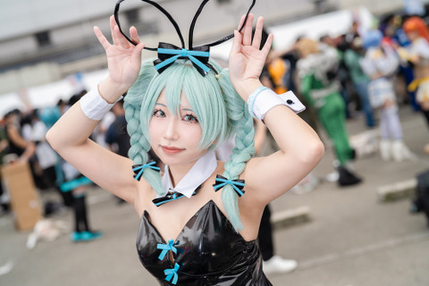 【コスプレ】ミクバニーが大阪で軽やかに舞う!抜群のスタイルが際立つバニー衣装にチャーミングな笑顔が素敵な美女レイヤー【写真9枚】 画像