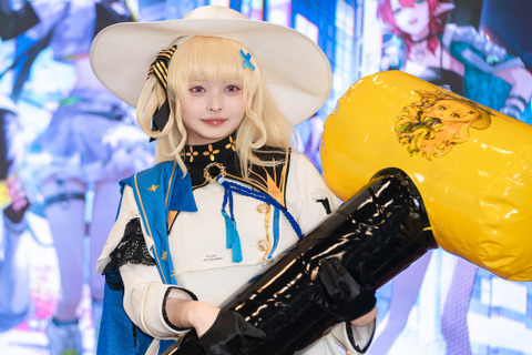 【コスプレ】『鳴潮』フィービーに救済されたい人が長蛇の列を作る!巨大ハンマーぴこぴこ姿が可愛すぎる人気レイヤー・すずら【写真11枚】 画像