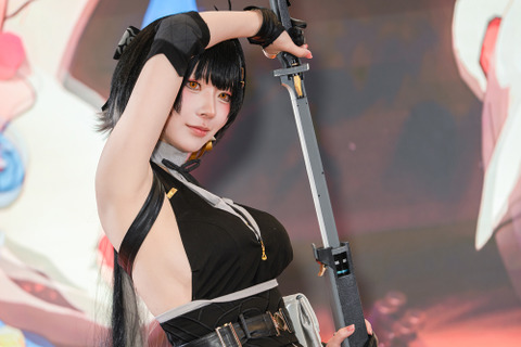 【コスプレ】『鳴潮』漂泊者の脇チラにドキドキ!公式レイヤーが360度隙の無いポージングを披露【写真9枚】 画像