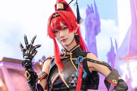 【コスプレ】『鳴潮』吟霖がスリットから美脚を覗かせるポージングを披露!クールな表情は実写化したような完成度の高さ【写真9枚】 画像