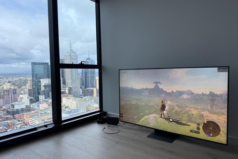 月額約17万、超お高い家賃の部屋で遊ぶ「スイッチ2」は快適!?高層マンションの大型モニターから映し出される『ブレワイ』の景色 画像