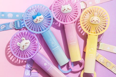 「ちいかわ」夏のレジャーにピッタリな新商品が本日7月4日11時より発売!虹色に光るハンディファン、フローティング防水ケースなど便利なアイテム 画像