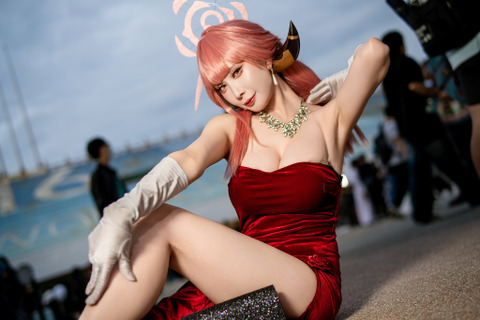 【コスプレ】脇チラと美脚にグッとくる！『ブルアカ』陸八魔アルの赤ドレス姿はシルエットがセクシーすぎた【写真8枚】 画像