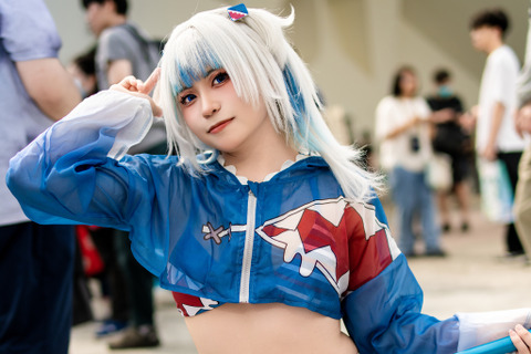 【コスプレ】爽やかな「ホロライブ」サメちゃんがキュート!大胆なへそ出し衣装も着こなす台湾美女レイヤー【写真8枚】 画像