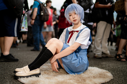 【コスプレ】「エヴァ」綾波レイの透明感あふれる美貌に目が離せない！台湾美女の制服姿が夏を感じるエモさ【写真7枚】 画像