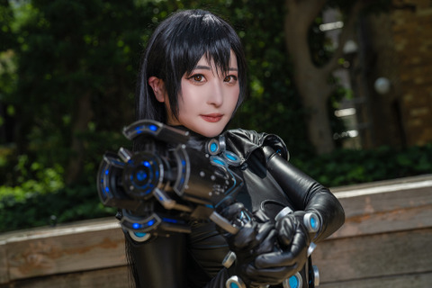 【コスプレ】黒の全身スーツが美スタイルを際立たせる!キレのあるアクションポーズで魅せる「GANTZ」レイカが美しい【写真9枚】 画像