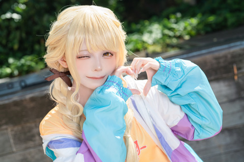 【コスプレ】アイドルはいつも可愛くなきゃだめ!『学マス』藤田ことねの人懐っこい笑顔と私服コーデに胸キュン【写真8枚】 画像