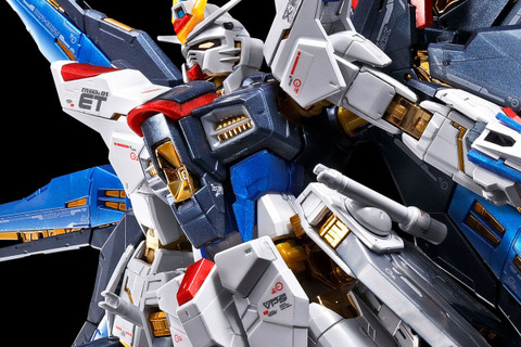 RGガンプラ「ストフリ」「デスティニー」のチタニウムフィニッシュ仕様が再販!ディスプレイを一層華やかにする「光の翼」も同時予約 画像