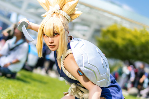 【コスプレ】「Dr.STONE」コハクがクオリティー高すぎるだろ!スタイル抜群の美女レイヤーが野性味あふれるポーズで魅せる【写真8枚】 画像