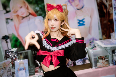 【コスプレ】王道セーラー服が激かわの「着せ恋」喜多川海夢!ミニスカと美くびれもチラリする香港美女レイヤー【写真8枚】 画像