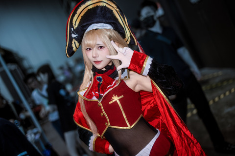 【コスプレ】「着せ恋」×「宝鐘マリン」コラボの海夢が絶対領域を展開!へそ出し×ニーハイがグッとくる美スタイルに釘つけ【写真7枚】 画像