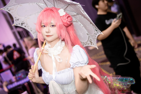 【コスプレ】純白の夏衣装が麗しい!『NIKKE』ドロシーの美脚を存分に魅せる香港の美女レイヤー【写真8枚】 画像