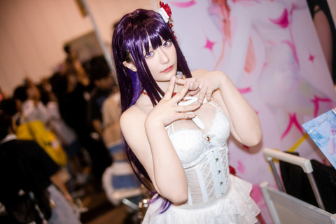 【コスプレ】スラリと伸びた手足がミニスカドレスに映えすぎ！『NIKKE』ミハラのクールな微笑みに涼を感じる【写真6枚】 画像