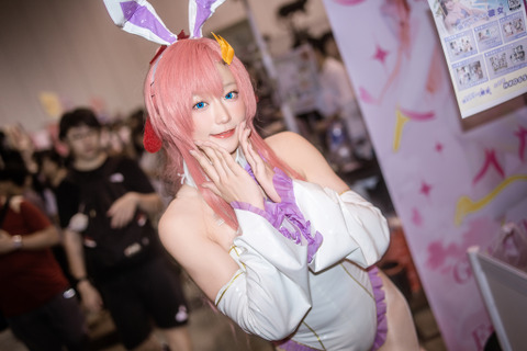 【コスプレ】スラリと伸びたストッキングの美脚で魅せる!「ガンダムSEED」ラクスのバニーガールが可愛すぎた【写真9枚】 画像