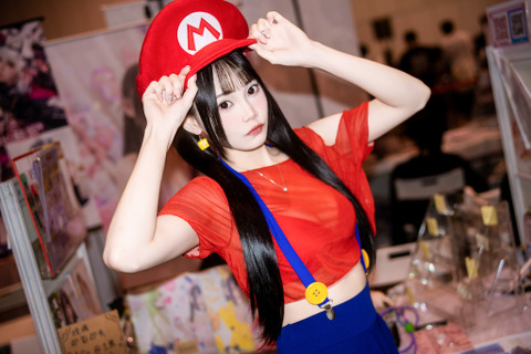 【コスプレ】香港美女の「マリオ」がスタイル良すぎ!シースルーのチラ見せ衣装にドキドキが止まらない【写真7枚】 画像