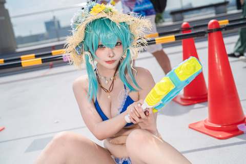 【コスプレ】「SAO」シノンが爽やかな夏の装いで暑さを吹き飛ばす！明るい笑顔で癒しを届ける美女レイヤーに熱視線【写真10枚】 画像