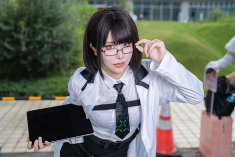 【コスプレ】白衣にタイトスカート＆黒タイツが何とも艶っぽい！ドキドキなポージングで魅せる『NIKKE』マナの美女レイヤー【写真9枚】 画像