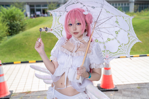 【コスプレ】『NIKKE』ドロシーが日傘片手に爽やか夏衣装で登場！キュートな笑顔と魅惑的なポージングでハートを鷲掴み【写真8枚】 画像
