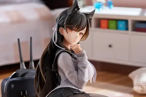 スカートから覗く黒ストッキングに包まれた太もも…!『アズレン』より「愛宕」が制服衣装「学園トロイメライ」でフィギュア化 画像