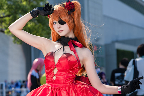【コスプレ】『NIKKE』コラボのアスカが艶やか!しなやかなポージングで「背中で魅せる」を体現する美女レイヤー【写真9枚】 画像