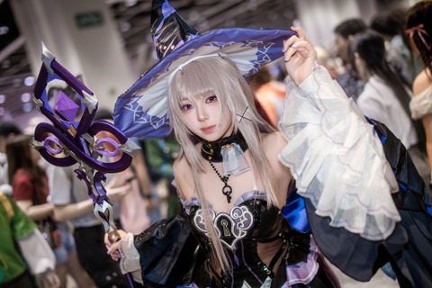 【コスプレ】クールな表情が美しすぎる!『崩壊:スターレイル』マダムヘルタの美貌に足を止めてうっとりする人が続出【写真8枚】 画像