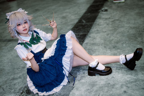 【コスプレ】スレンダー美女が魅せる『東方Project』十六夜咲夜が尊い!クールな表情とメイド服が似合いすぎる【写真6枚】 画像