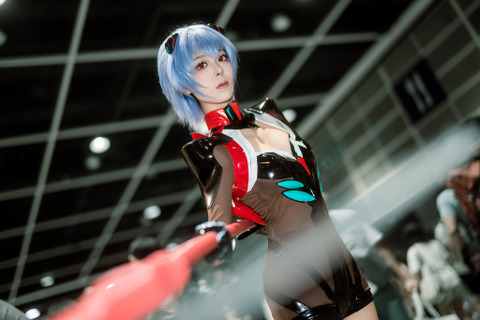 【コスプレ】ウエストほそっ！「ヱヴァンゲリヲン新劇場版」アヤナミレイ（仮称）のシルエットが美しすぎる【写真6枚】 画像