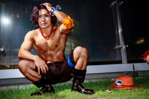 【コスプレ】「ONE PIECE」エースの肉体美の再現度がハンパない！実写版クオリティなムキムキ感を見よ【写真8枚】 画像