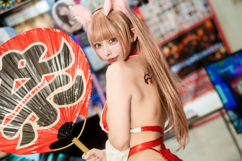 【コスプレ】お狐様、妖艶すぎませんか！？魅惑巫女に引き寄せられて長蛇の参拝客が出来上がる【写真8枚】 画像