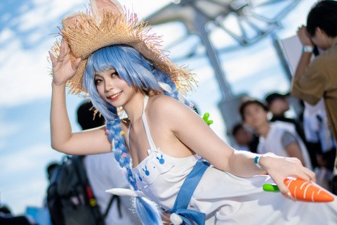 【コスプレ】白のワンピースと麦わら帽子が爽やか!スタイル抜群な「ホロライブ」兎田ぺこらのタイ美女レイヤー【写真9枚】 画像