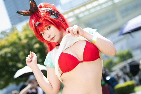 【コスプレ】鮮烈なまでに赤が映える夏衣装！スタイル抜群な『NIKKE』レッドフードの魅惑ボディに目が釘つけ【写真8枚】 画像