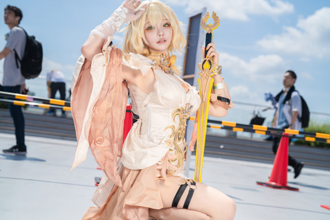 【コスプレ】神々しい表情作りが天才的!『崩スタ』アグライアが実写版のような美しすぎるスタイル&ポージングを披露【写真8枚】 画像