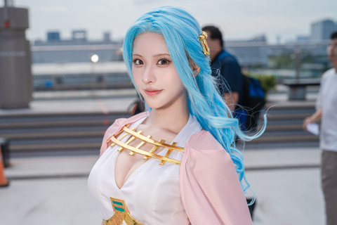 【コスプレ】「ONE PIECE」ビビの凛とした美しさが輝く!ドレスをひらめかせた優雅な姿が一際目を引く美女レイヤー【写真8枚】 画像