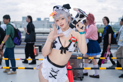 【コスプレ】白銀ノエルの牛柄衣装がインパクト強すぎ!ナイスバディにおっとりした顔立ちで天下無双な可愛らしさ【写真8枚】 画像