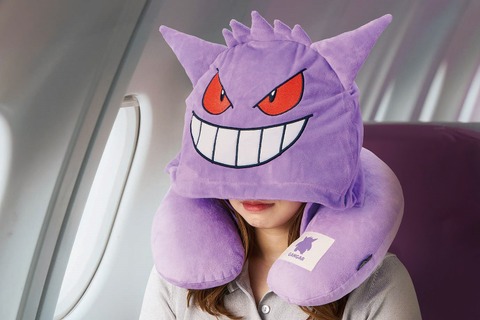 『ポケモン』ゲンガーになりきりながら快適に過ごせる！フード付ネックピローほか、ピカチュウのスーツケースベルトなどトラベルグッズが発売 画像