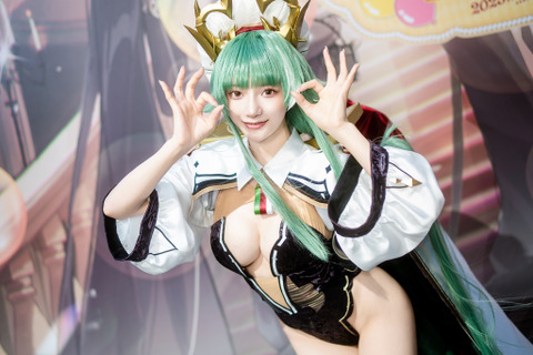 【コスプレ】『アズレン』ラファエロが圧巻の美ボディで魅せる!尊みあふれる笑顔でニーハイの絶対領域もあざと可愛い【写真7枚】 画像