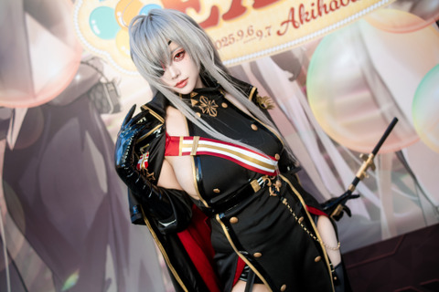 【コスプレ】カッコ良すぎる立ち姿と妖艶な横アングルを見よ!『アズレン』フリッツ・ルメイの美ボディが破壊力抜群【写真8枚】 画像