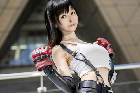 【コスプレ】『FF7』ティファの美脚が素晴らしい!スレンダーボディから繰り出されるS字カーブの曲線美に見惚れてしまう【写真8枚】 画像
