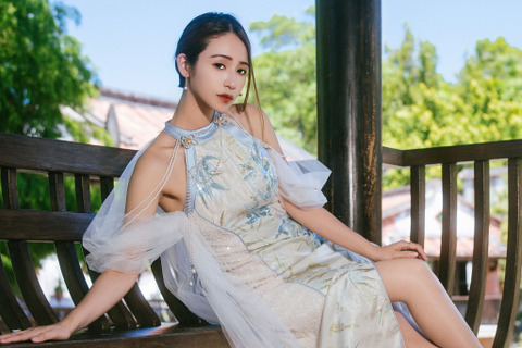 八頭身の台湾美女が魅せるチャイナドレスの華麗な世界！スラリとした美脚と純白のシルエットが透明感を放つ【写真9枚】 画像