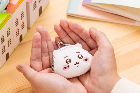 「ちいかわ」がま口ポーチが、アミューズメント施設にて再登場!丸い顔を手のひらサイズにしたハチワレ、モモンガら全8種ラインナップ 画像