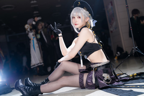 【コスプレ】振り向きポーズの背中が美しすぎる!『鳴潮』散華のスラリとしたスタイルを完全再現した美女レイヤー【写真10枚】 画像