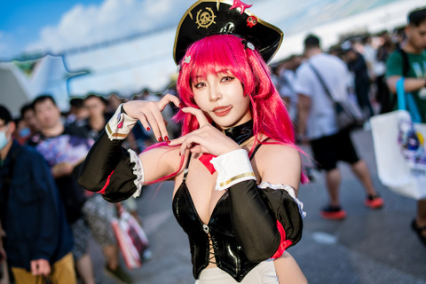 【コスプレ】台湾美女の『NIKKE』ボンテージメイドが妖艶すぎる!こんなにロマンチックな美太ももがあったなんて…【写真7枚】 画像