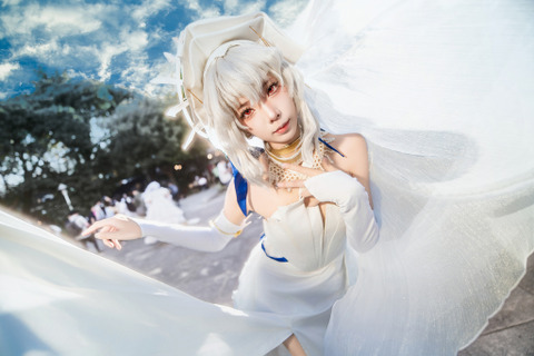 【コスプレ】『アークナイツ』純白のミニ丈ドレスが夕日に映える!まるで絵画のような台湾美女のシルエットがエモい【写真7枚】 画像