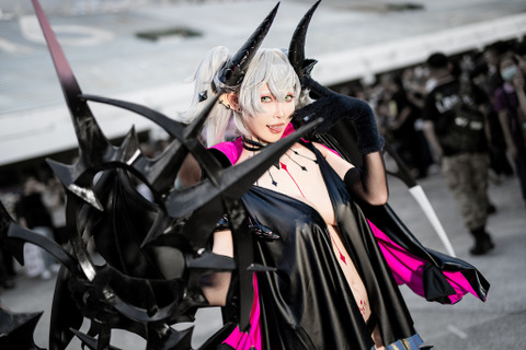 【コスプレ】『FGO』リリスの大胆不敵な佇まい!スタイル抜群の台湾美女のエナメル衣装が妖艶すぎた【写真8枚】 画像