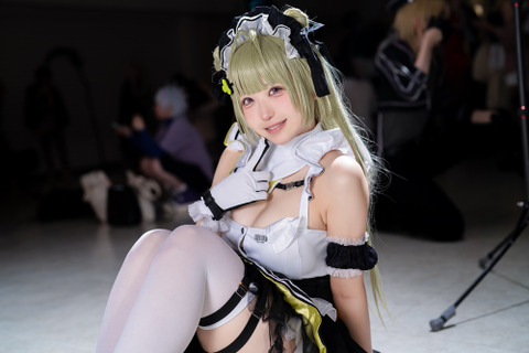 【コスプレ】目のやり場に困るグラマラスなスタイルにメイド衣装が可愛すぎる!『NIKKE』ソーダが甘い笑顔で癒しをお届け【写真7枚】 画像