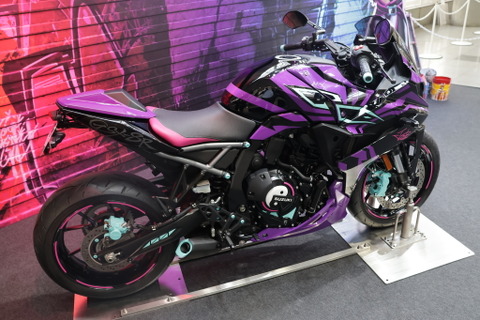ジュリのドSボイスを聞きたい『スト6』プレイヤーは特にオススメ!スズキのコラボバイク「GSX-8R Tuned by JURI」に乗ってみた 画像