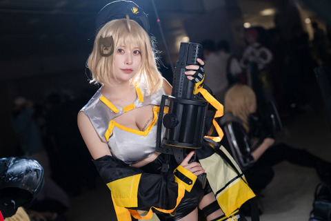 【コスプレ】迫力のボディで銃を手にポーズを決める!ハード&セクシーな空気感を作り出す『NIKKE』アニスの美女レイヤー【写真8枚】 画像