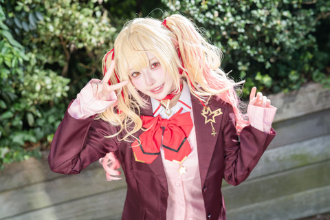 【コスプレ】金髪ツインテに小悪魔な視線があざと可愛い!ニーハイ制服姿が似合う「星川サラ」の美女レイヤー【写真9枚】 画像