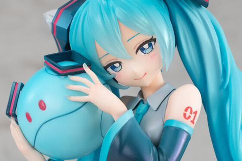 ガンダム45周年「初音ミク」×「ダブルオーガンダム」が1/7スケールフィギュア化!イラストレーター・Ixy氏によるイラストを繊細に表現 画像